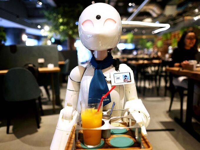 Robot phục vụ trong quán cà phê Dawn được điều khiển bởi người thật, cách đó hàng trăm kilômet - Ảnh: AFP